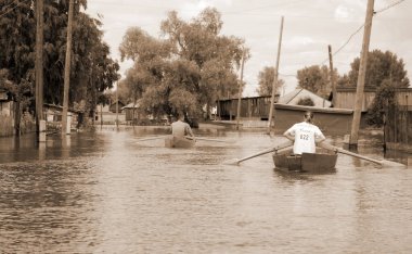 Barnaul, Rusya-22 Haziran 2020. Altai Bölgesi 'ndeki Ob Nehri' nde sel