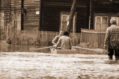 Barnaul, Rusya-22 Haziran 2020. Altai Bölgesi 'ndeki Ob Nehri' nde sel
