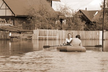 Barnaul, Rusya-22 Haziran 2020. Altai Bölgesi 'ndeki Ob Nehri' nde sel
