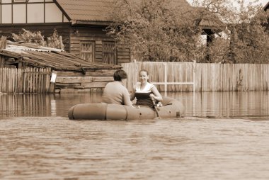 Barnaul, Rusya-22 Haziran 2020. Altai Bölgesi 'ndeki Ob Nehri' nde sel