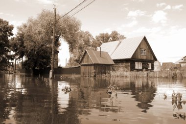 Barnaul, Rusya-22 Haziran 2020. Altai Bölgesi 'ndeki Ob Nehri' nde sel