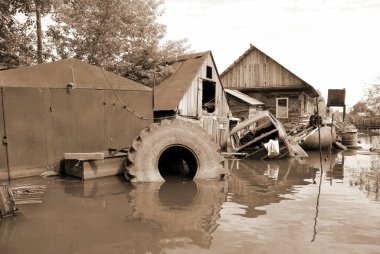 Barnaul, Rusya-22 Haziran 2020. Altai Bölgesi 'ndeki Ob Nehri' nde sel