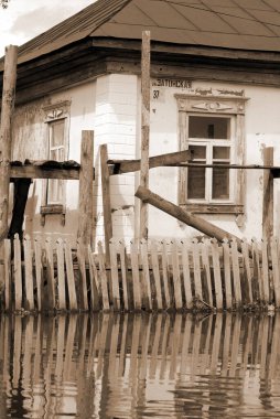 Barnaul, Rusya-22 Haziran 2020. Altai Bölgesi 'ndeki Ob Nehri' nde sel