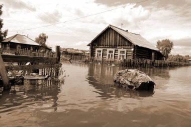 Barnaul, Rusya-22 Haziran 2020. Altai Bölgesi 'ndeki Ob Nehri' nde sel