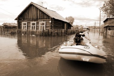 Barnaul, Rusya-22 Haziran 2020. Altai Bölgesi 'ndeki Ob Nehri' nde sel