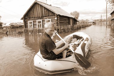 Barnaul, Rusya-22 Haziran 2020. Altai Bölgesi 'ndeki Ob Nehri' nde sel