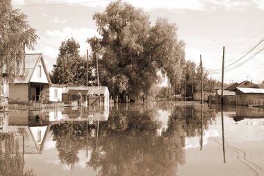 Barnaul, Rusya-22 Haziran 2020. Altai Bölgesi 'ndeki Ob Nehri' nde sel