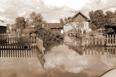 Barnaul, Rusya-22 Haziran 2020. Altai Bölgesi 'ndeki Ob Nehri' nde sel