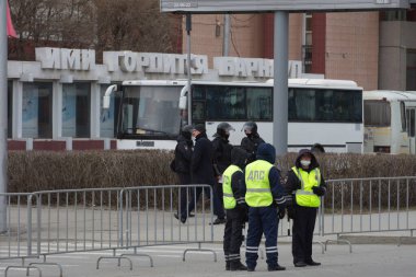 Barnaul, Rusya-21 Nisan 2021. Muhalefetteki siyasetçi Alexei Navalny 'ye destek için gösterilere darbe