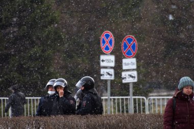Barnaul, Rusya-21 Nisan 2021. Muhalefetteki siyasetçi Alexei Navalny 'ye destek için gösterilere darbe