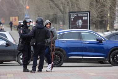 Barnaul, Rusya-21 Nisan 2021. Muhalefetteki siyasetçi Alexei Navalny 'ye destek için gösterilere darbe