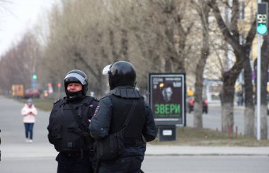 Barnaul, Rusya-21 Nisan 2021. Muhalefetteki siyasetçi Alexei Navalny 'ye destek için gösterilere darbe