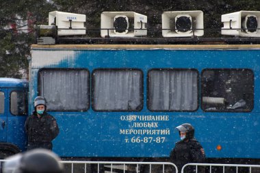 Barnaul, Rusya-21 Nisan 2021. Muhalefetteki siyasetçi Alexei Navalny 'ye destek için gösterilere darbe