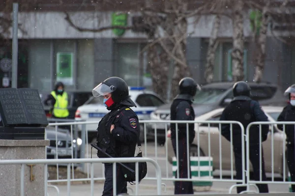 Barnaul, Rusya-21 Nisan 2021. Muhalefetteki siyasetçi Alexei Navalny 'ye destek için gösterilere darbe