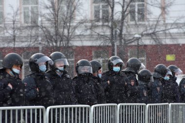 Barnaul, Rusya-21 Nisan 2021. Muhalefetteki siyasetçi Alexei Navalny 'ye destek için gösterilere darbe