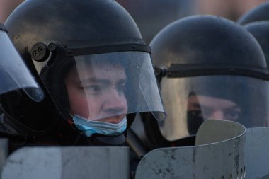 Barnaul, Rusya-21 Nisan 2021. Muhalefetteki siyasetçi Alexei Navalny 'ye destek için gösterilere darbe