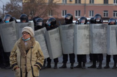 Barnaul, Rusya-21 Nisan 2021. Muhalefetteki siyasetçi Alexei Navalny 'ye destek için gösterilere darbe