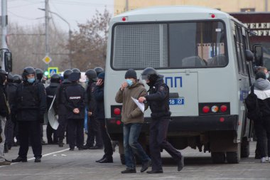 Barnaul, Rusya-21 Nisan 2021. Muhalefetteki siyasetçi Alexei Navalny 'ye destek için gösterilere darbe