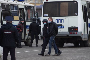 Barnaul, Rusya-21 Nisan 2021. Muhalefetteki siyasetçi Alexei Navalny 'ye destek için gösterilere darbe