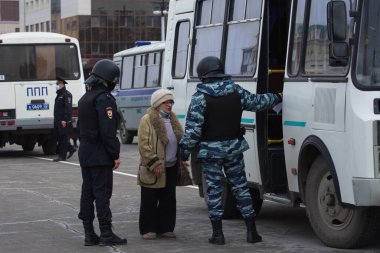 Barnaul, Rusya-21 Nisan 2021. Muhalefetteki siyasetçi Alexei Navalny 'ye destek için gösterilere darbe