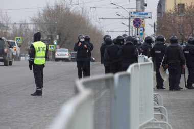 Barnaul, Rusya-21 Nisan 2021. Muhalefetteki siyasetçi Alexei Navalny 'ye destek için gösterilere darbe