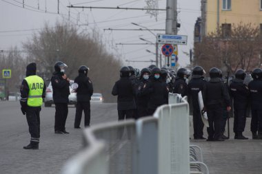 Barnaul, Rusya-21 Nisan 2021. Muhalefetteki siyasetçi Alexei Navalny 'ye destek için gösterilere darbe