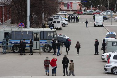 Barnaul, Rusya-21 Nisan 2021. Muhalefetteki siyasetçi Alexei Navalny 'ye destek için gösterilere darbe