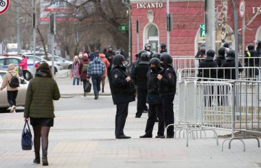  Barnaul, Rusya-21 Nisan 2021. Muhalefetteki siyasetçi Alexei Navalny 'ye destek için gösterilere darbe