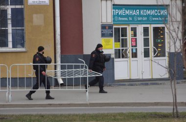  Barnaul, Rusya-21 Nisan 2021. Muhalefetteki siyasetçi Alexei Navalny 'ye destek için gösterilere darbe