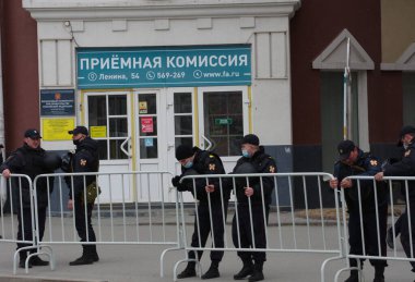  Barnaul, Rusya-21 Nisan 2021. Muhalefetteki siyasetçi Alexei Navalny 'ye destek için gösterilere darbe