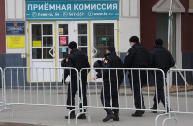  Barnaul, Rusya-21 Nisan 2021. Muhalefetteki siyasetçi Alexei Navalny 'ye destek için gösterilere darbe