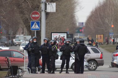  Barnaul, Rusya-21 Nisan 2021. Muhalefetteki siyasetçi Alexei Navalny 'ye destek için gösterilere darbe