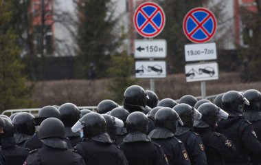 Barnaul, Rusya-21 Nisan 2021. Muhalefetteki siyasetçi Alexei Navalny 'ye destek için gösterilere darbe