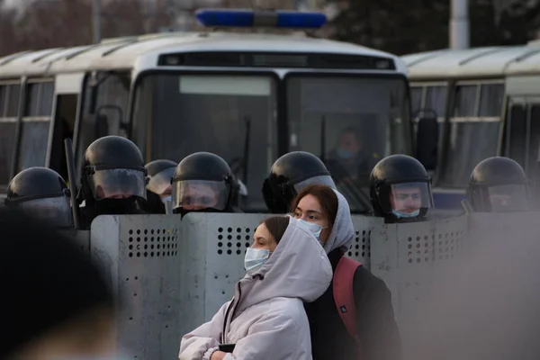 Barnaul, Rusya-21 Nisan 2021. Muhalefetteki siyasetçi Alexei Navalny 'ye destek için gösterilere darbe