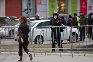 Barnaul, Rusya-21 Nisan 2021. Muhalefetteki siyasetçi Alexei Navalny 'ye destek için gösterilere darbe