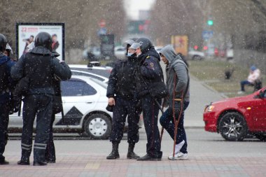 Barnaul, Rusya-21 Nisan 2021. Muhalefetteki siyasetçi Alexei Navalny 'ye destek için gösterilere darbe