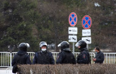 Barnaul, Rusya-21 Nisan 2021. Muhalefetteki siyasetçi Alexei Navalny 'ye destek için gösterilere darbe