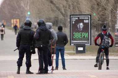 Barnaul, Rusya-21 Nisan 2021. Muhalefetteki siyasetçi Alexei Navalny 'ye destek için gösterilere darbe