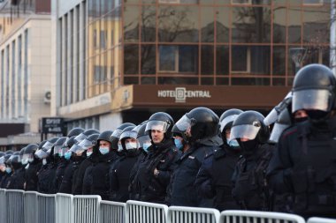Barnaul, Rusya-21 Nisan 2021. Muhalefetteki siyasetçi Alexei Navalny 'ye destek için gösterilere darbe