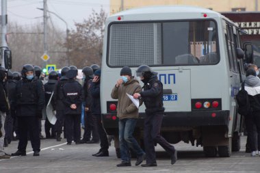 Barnaul, Rusya-21 Nisan 2021. Muhalefetteki siyasetçi Alexei Navalny 'ye destek için gösterilere darbe