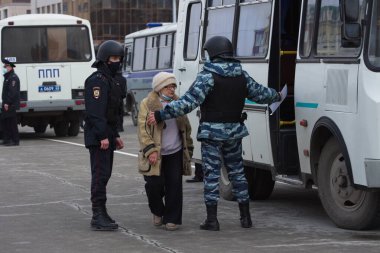 Barnaul, Rusya-21 Nisan 2021. Muhalefetteki siyasetçi Alexei Navalny 'ye destek için gösterilere darbe