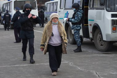 Barnaul, Rusya-21 Nisan 2021. Muhalefetteki siyasetçi Alexei Navalny 'ye destek için gösterilere darbe