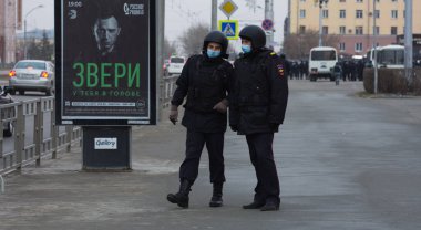 Barnaul, Rusya-21 Nisan 2021. Muhalefetteki siyasetçi Alexei Navalny 'ye destek için gösterilere darbe