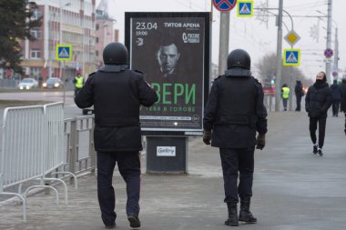 Barnaul, Rusya-21 Nisan 2021. Muhalefetteki siyasetçi Alexei Navalny 'ye destek için gösterilere darbe