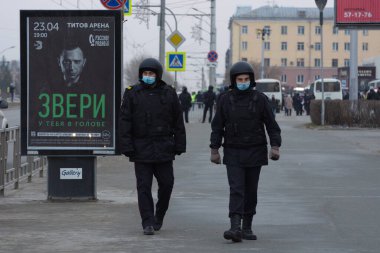 Barnaul, Rusya-21 Nisan 2021. Muhalefetteki siyasetçi Alexei Navalny 'ye destek için gösterilere darbe