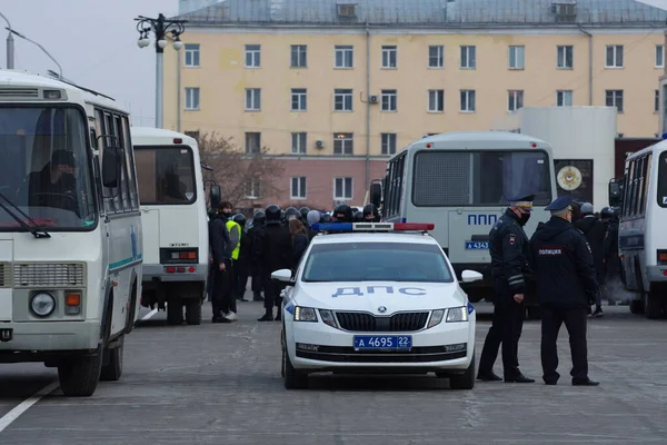 Barnaul, Rusya-21 Nisan 2021. Muhalefetteki siyasetçi Alexei Navalny 'ye destek için gösterilere darbe