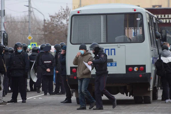 Barnaul, Rusya-21 Nisan 2021. Muhalefetteki siyasetçi Alexei Navalny 'ye destek için gösterilere darbe