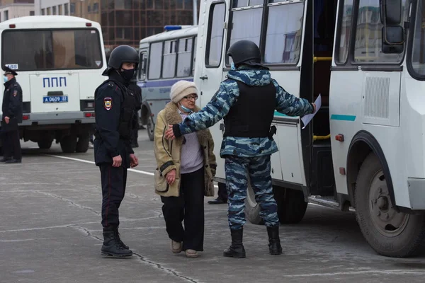Barnaul, Rusya-21 Nisan 2021. Muhalefetteki siyasetçi Alexei Navalny 'ye destek için gösterilere darbe