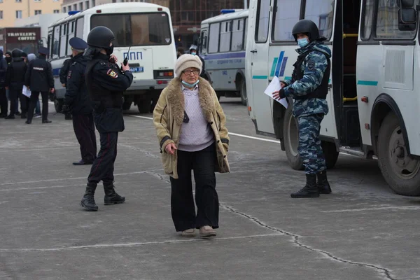 Barnaul, Rusya-21 Nisan 2021. Muhalefetteki siyasetçi Alexei Navalny 'ye destek için gösterilere darbe