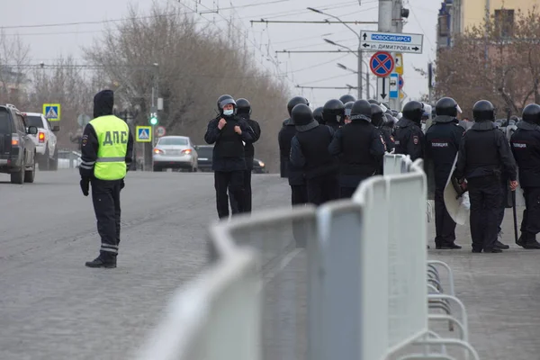 Barnaul, Rusya-21 Nisan 2021. Muhalefetteki siyasetçi Alexei Navalny 'ye destek için gösterilere darbe